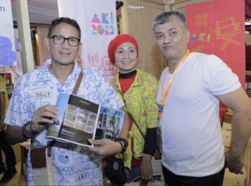 Sandiaga Uno Appreciated the Corncob Creations Made by Itenas’ Product Design Lecturer at Apresiasi Kreasi Indonesia 2023 in Jakarta