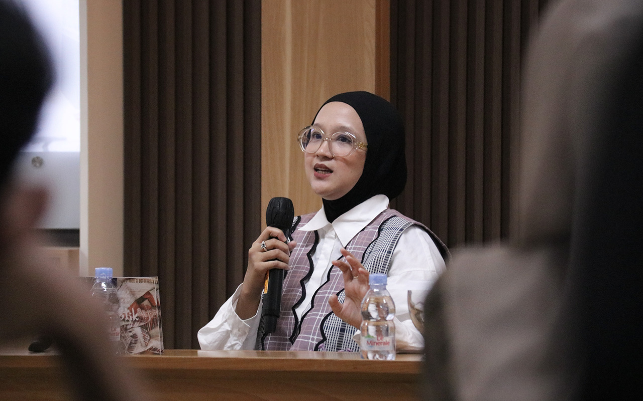 Berita Filosofi Batik dan Pemberdayaan Perempuan: Putri Urfanny Ajak Mahasiswi Itenas ‘Melukis’ Kisah Hidup Mandiri