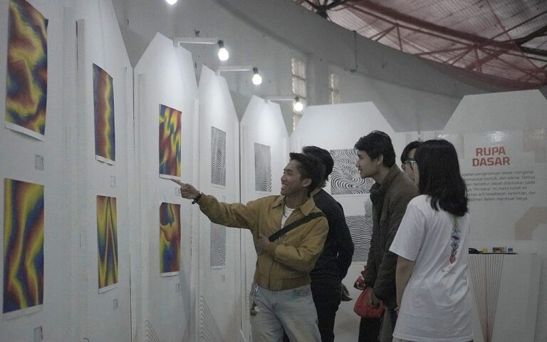 Pancarkan Cahaya, Selaraskan Warna : Pameran ‘Sewarna’ Tampilkan Karya Pendidikan Dasar Mahasiswa DKV Itenas