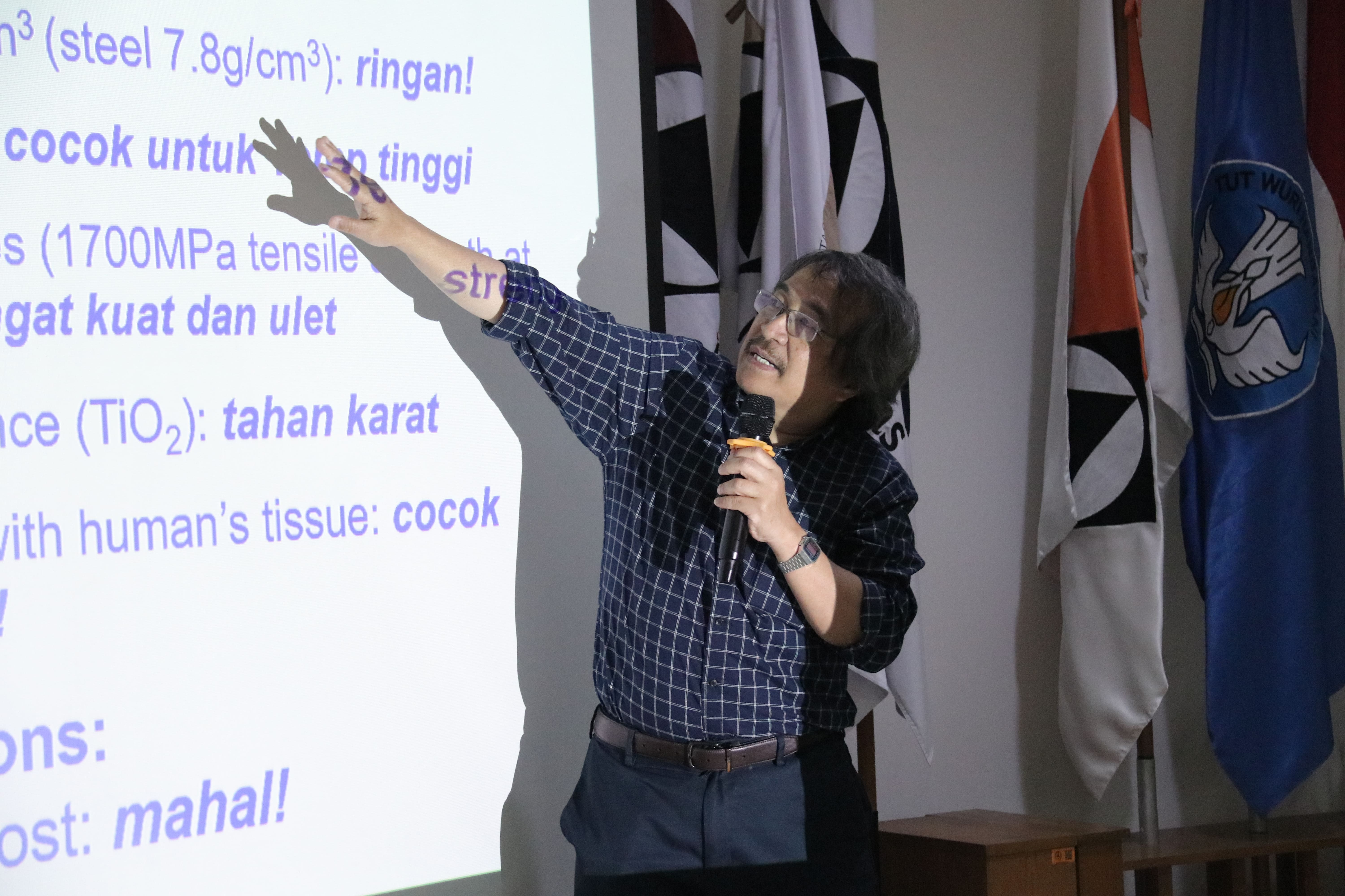 Teknologi Titanium untuk Aerospace hingga Biomedis: Itenas Kembali Hadirkan Profesor dari Western Michigan University dalam Studium Generale FTI