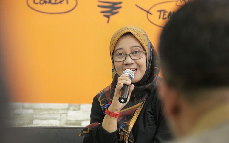 Membaca Kode Gerak dalam Film Indonesia: Karya Akademik Dosen DKV Itenas Menjadi Pusat Diskusi di Perpustakaan Itenas