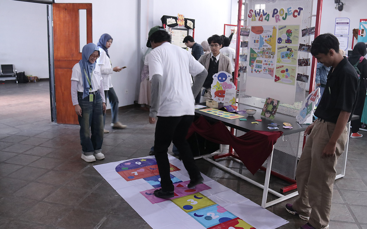 Berita Lewat Pameran "Think Feel Do: Ripple", Mahasiswa DKV Itenas Wadahi Isu Sosial dalam Bentuk Visual dan Aksi Nyata