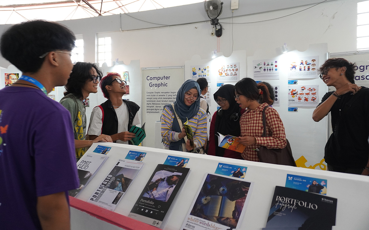 Pameran Pendidikan Dasar DKV Itenas 2025 "Rangkai Suai": Menata Kepingan Karya dan Cerita Visual Mahasiswa