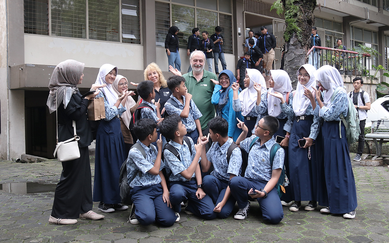 Tunjukkan Serunya Sains, Itenas Ajak Masyarakat Umum Ramaikan "Live Physics Demo!" Bersama Profesor dari MATE-Hungary