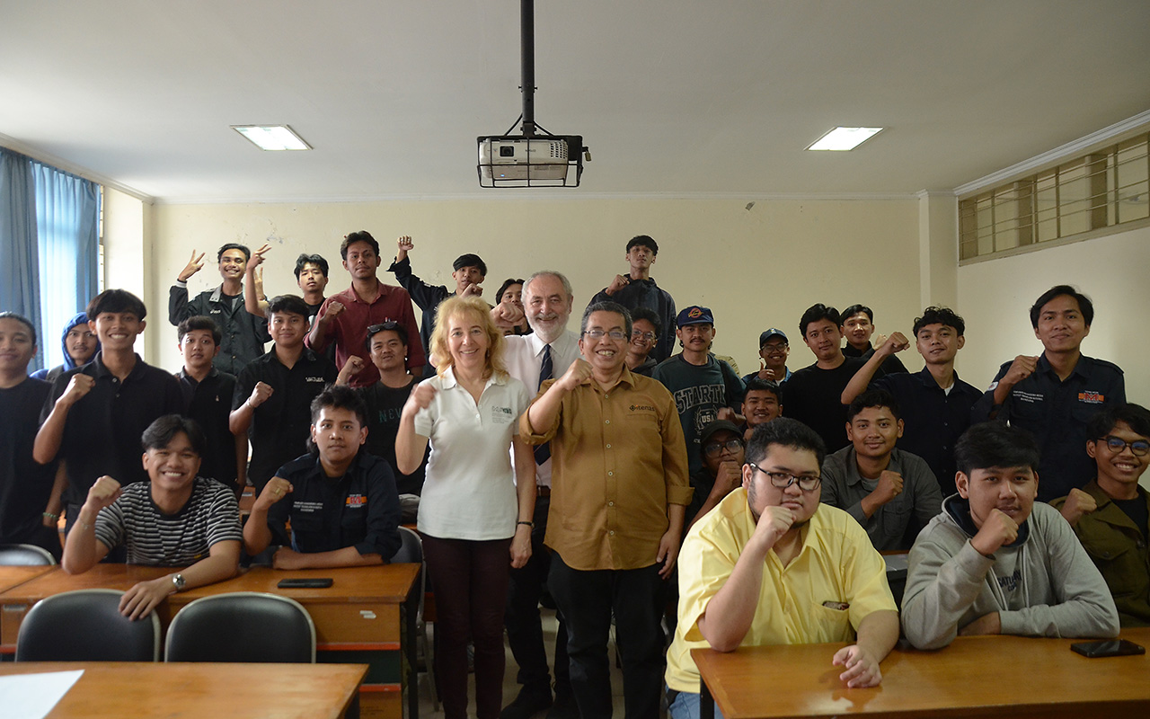 Berita Eksklusif di Kelas Teknik Mesin, Mahasiswa Itenas Berkesempatan Belajar “Solar Energy” Bersama Prof. Dr. István Seres Dari MATE-Hungary