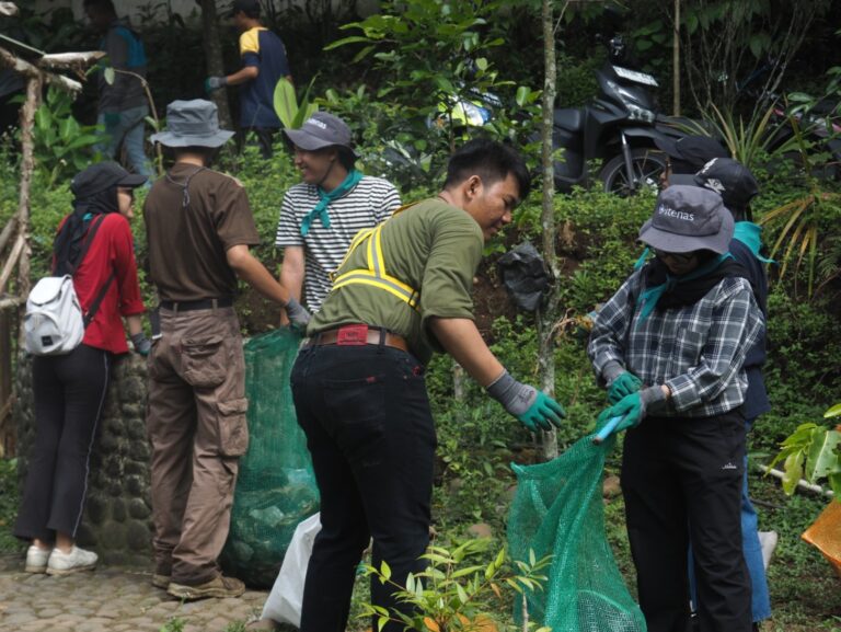 Kolaborasi HMTL Itenas, Gelanggang Hijau, dan Plastic Fisher: Wujudkan Aksi River Cleanup di Sungai Cibarani