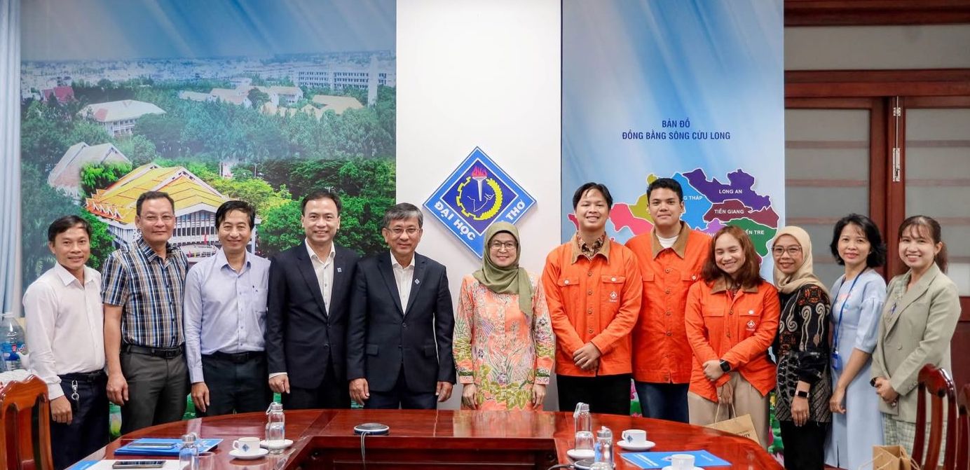 Berita Itenas Rector's Visit to Can Tho University: Meeting Students and Reviewing Technological Innovations