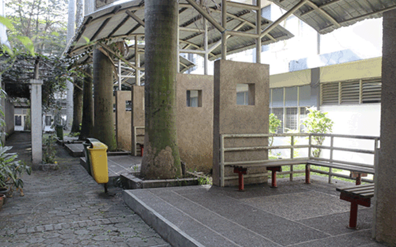 Area Depan Perpustakaan Itenas