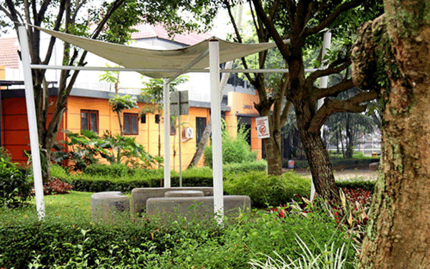 Area Depan Cafetaria Itenas