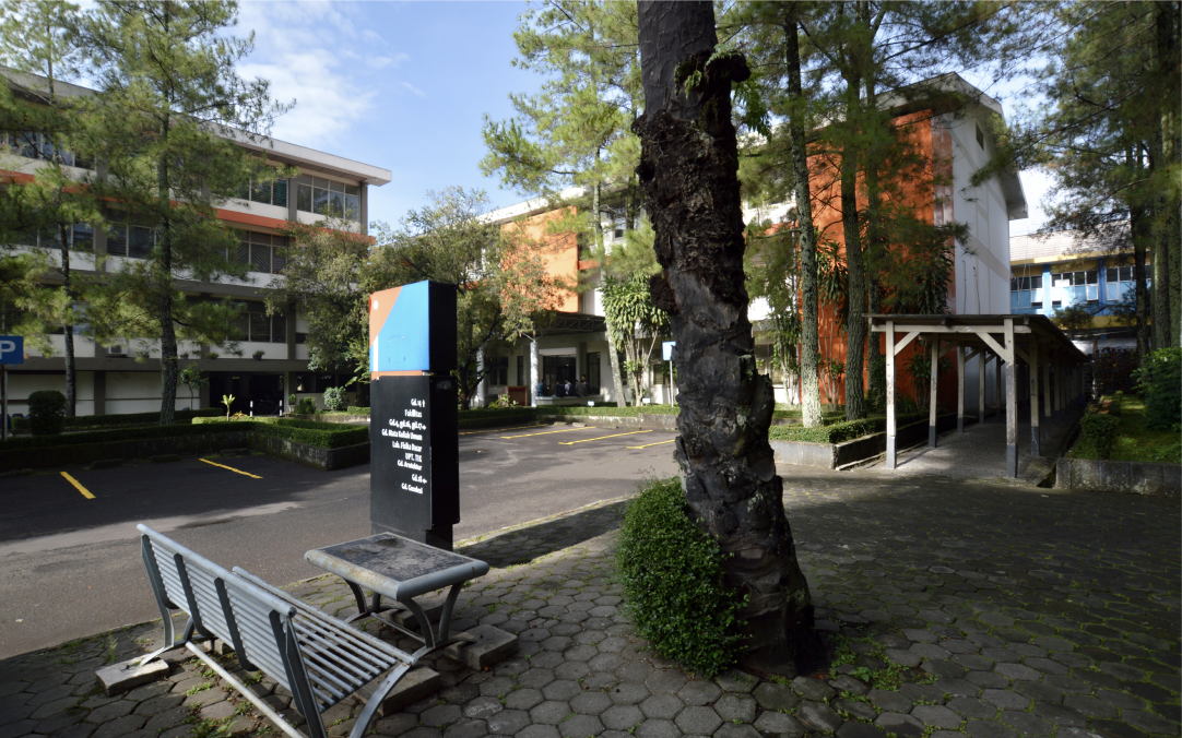 Area Depan Gedung Fakultas Itenas