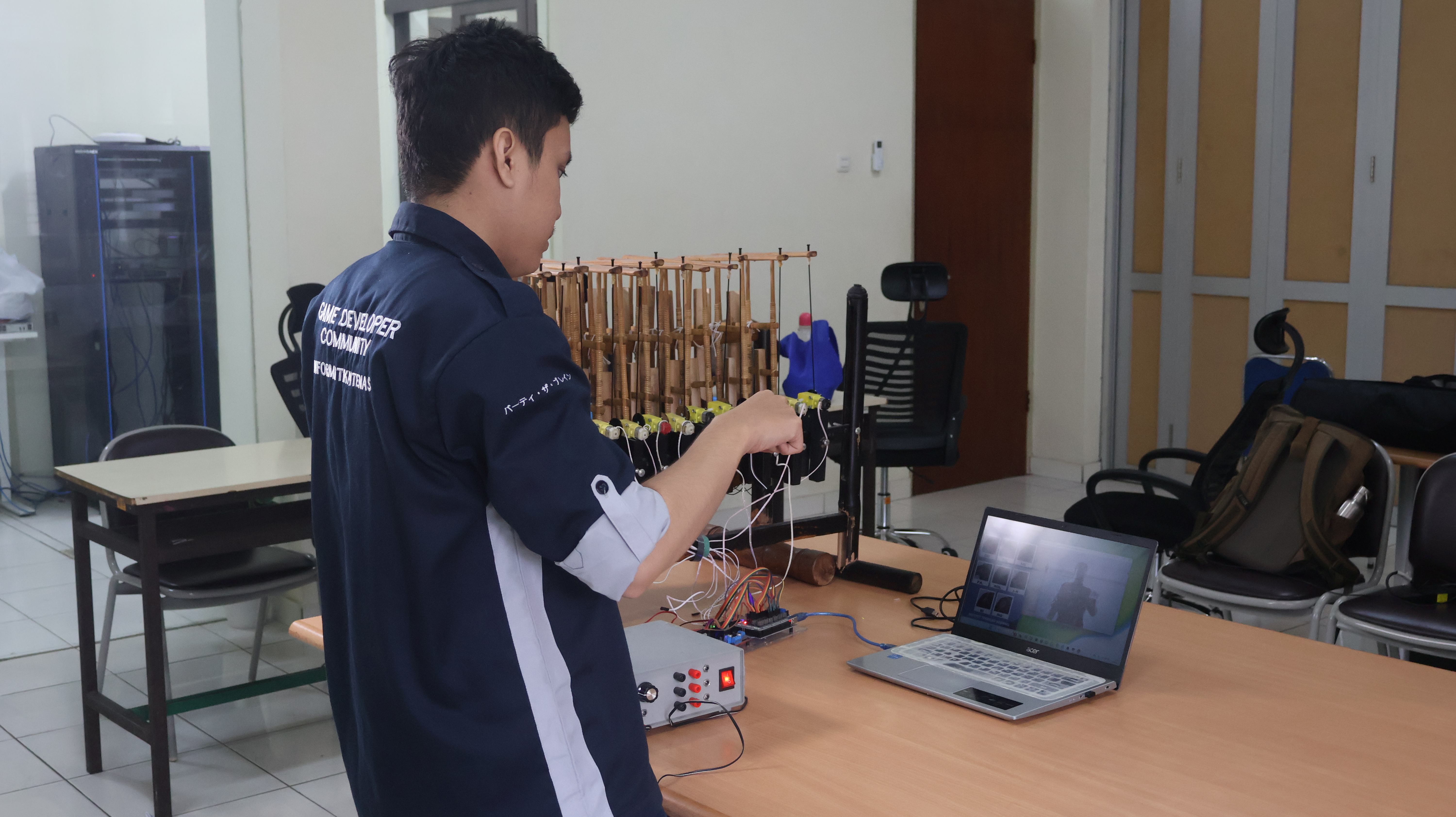 ANGKLUNGINE: ROBOT ANGKLUNG MENGGUNAKAN KODALYHAND SIGN DENGAN MEDIAPIPE DAN SUPPORT VECTOR MACHINE - Institut Teknologi Nasional Bandung