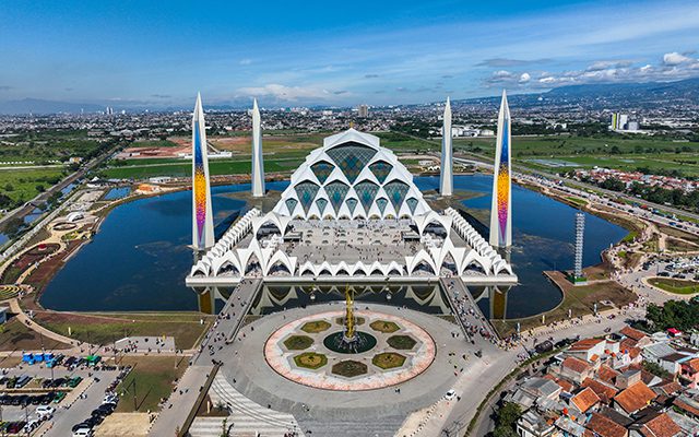 EXAMINING THE SYMBOLIC MEANING OF AL JABBAR GRAND MOSQUE IN BANDUNG - Institut Teknologi Nasional Bandung