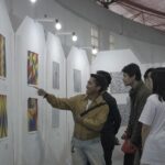 Pancarkan Cahaya, Selaraskan Warna : Pameran ‘Sewarna’ Tampilkan Karya Pendidikan Dasar Mahasiswa DKV Itenas