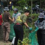 Kolaborasi HMTL Itenas, Gelanggang Hijau, dan Plastic Fisher: Wujudkan Aksi River Cleanup di Sungai Cibarani