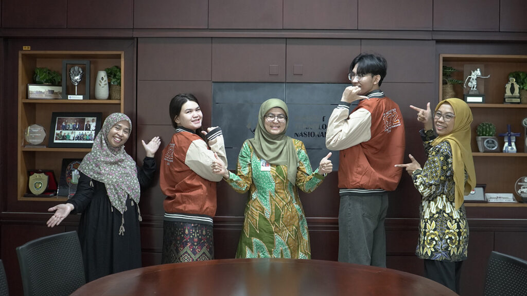 Darmasiswa RI Itenas 2025: Dari Laos ke Bandung, Menyatu dalam Harmoni Budaya Sunda.